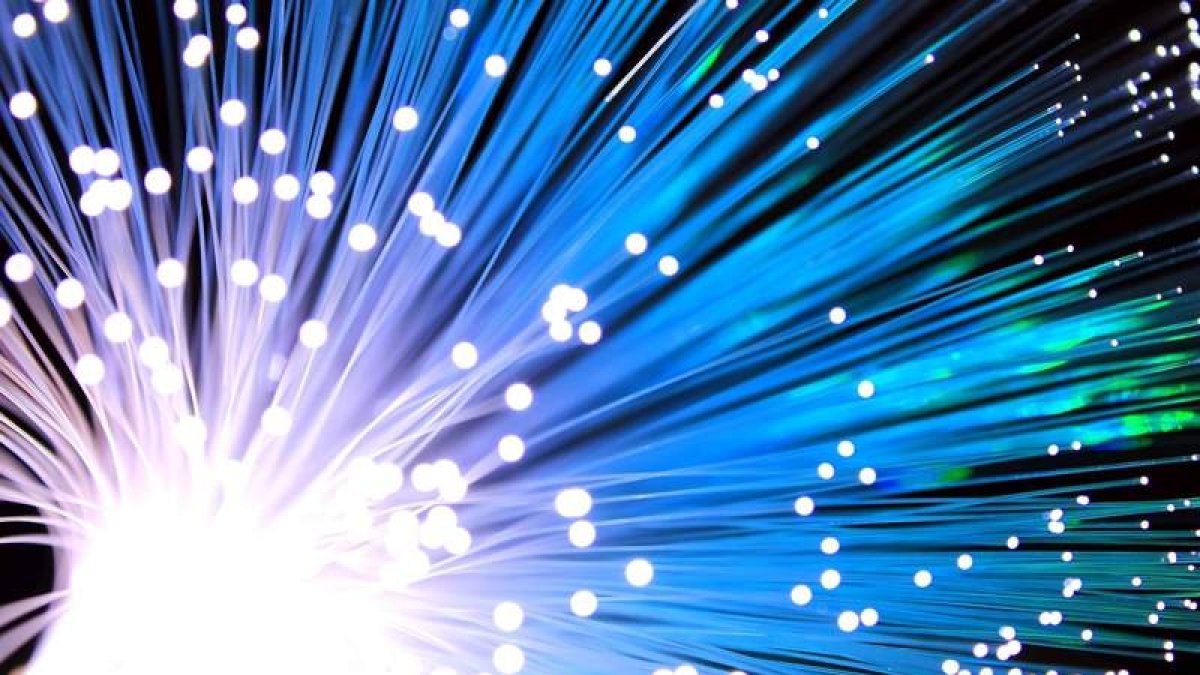 Fibra óptica y sus conexiones. pixabay