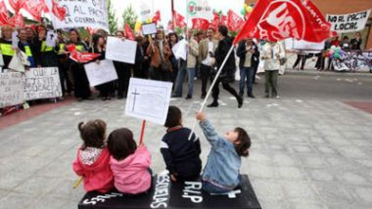 Los padres y trabajadoras de las escuelas infantiles se manifestaron en Valladolid.