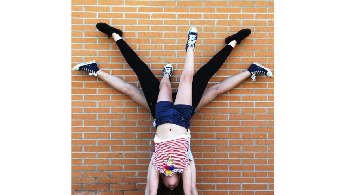 Tres menores juegan en la calle en la jornada de convivencia de la infancia y juventud organizada en León. SECUNDINO PÉREZ
