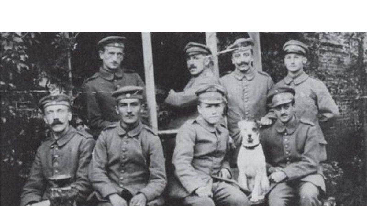 Hitler, primero a la izquierda, junto a un grupo de compañeros de armas en 1915, durante la primera guerra mundial