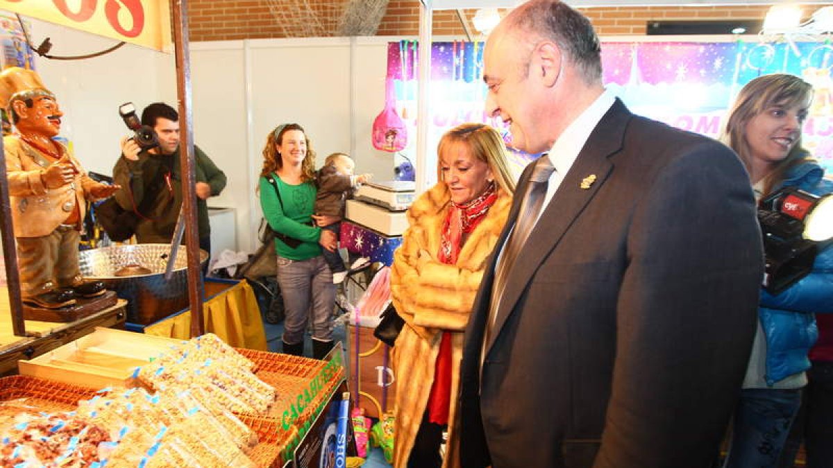 La presidenta de la Diputación y el alcalde de San Andrés en la visita a uno de los stands.