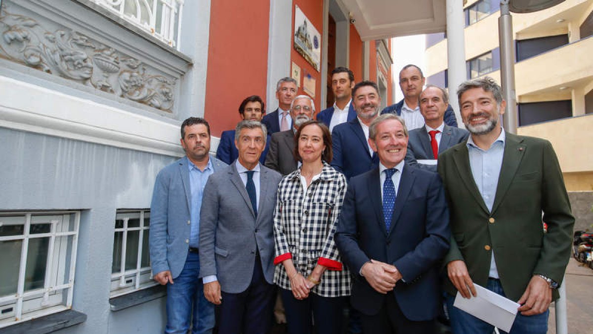Javier Vega y el comité ejecutivo de la Cámara, con Ana Lorenzo, de la Dirección General de Comercio y Consumo. MIGUEL