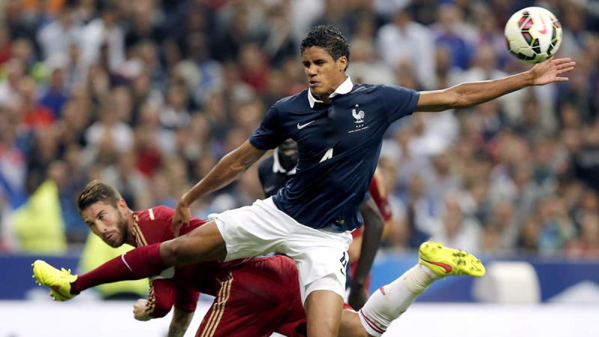 Varane, derecha, pelea un balón con Sergio Ramos durante el partido amistoso que diputaron Francia y España en París.