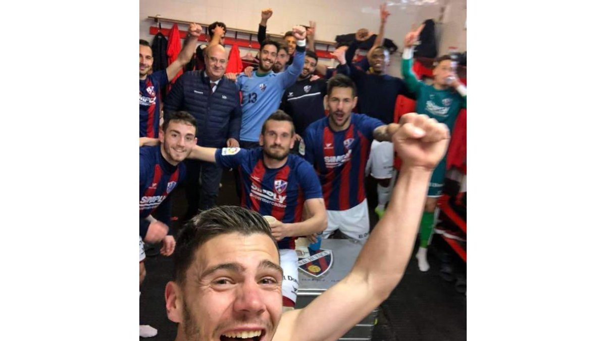 El exculturalista Álex Gallar celebra la victoria de la SD Huesca frente al Sevilla Atlético con sus compañeros. DL