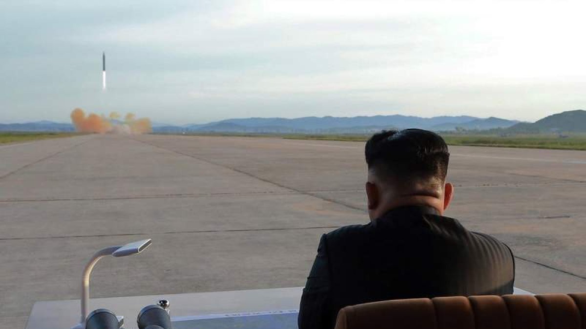 Kim Jong-un durante el lanzamiento de uno de los misiles. KCNA