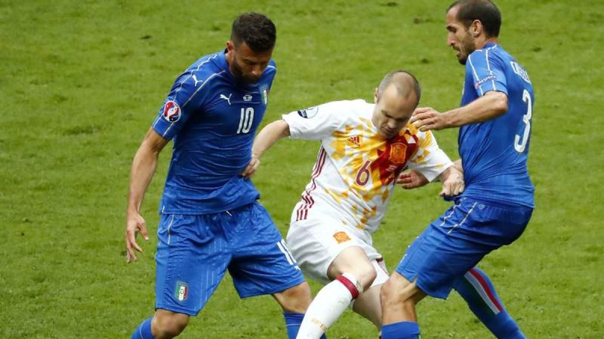 Iniesta, el jugador con más calidad de España, cayó en la red que tejió Conte. IAN LANGSDON