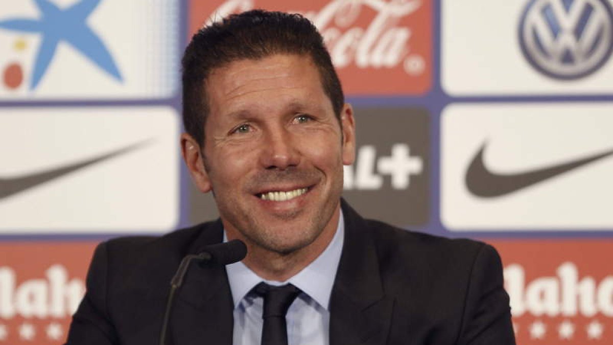 Simeone, sonriente y feliz ayer, tras firmar su renovación como técnico del Atlético hasta 2020.