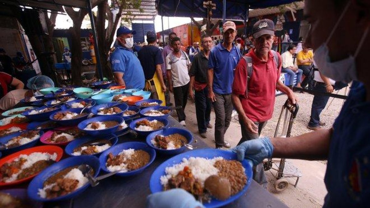 El programa Clap, ligado a los Comités Locales de Abastecimiento y Producción, entrega alimentos importados a bajo coste cada mes a más de seis millones de personas.