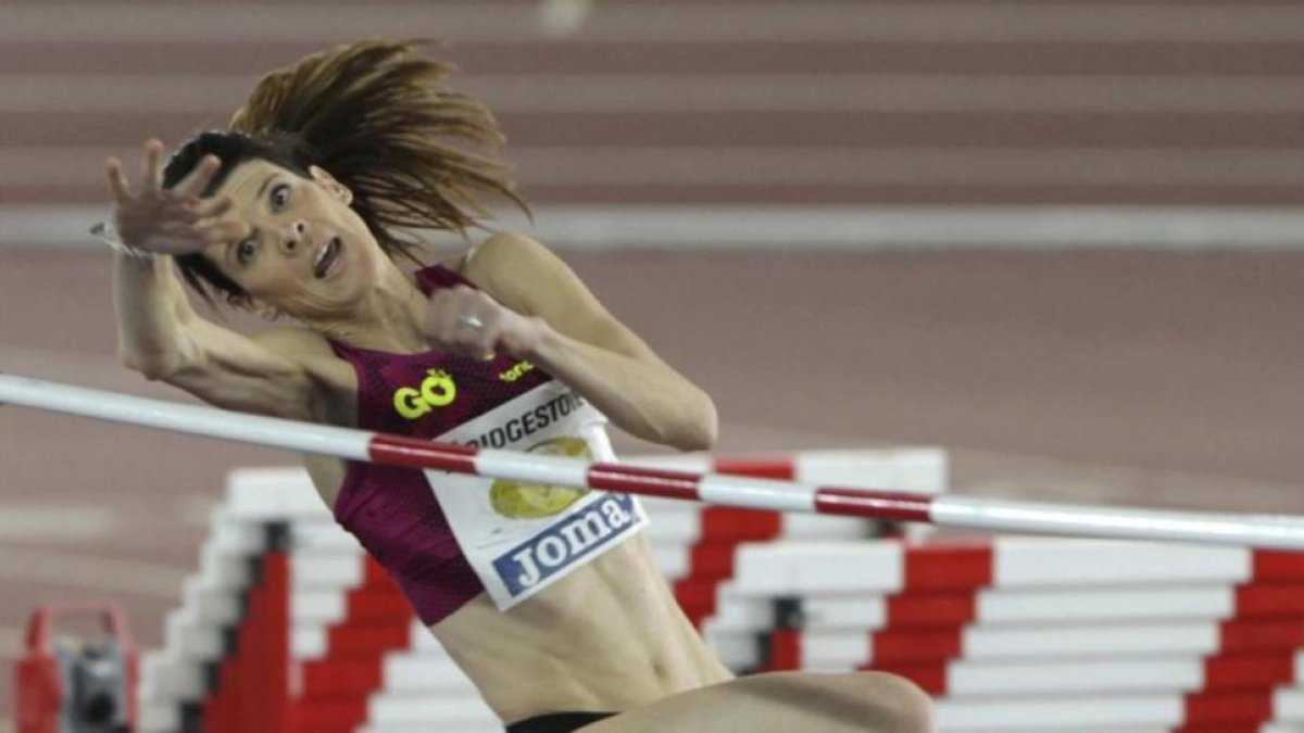 Ruth Beitia, en uno de sus saltos durante el Campeonato de España de atletismo en pista cubierta de Salamanca.