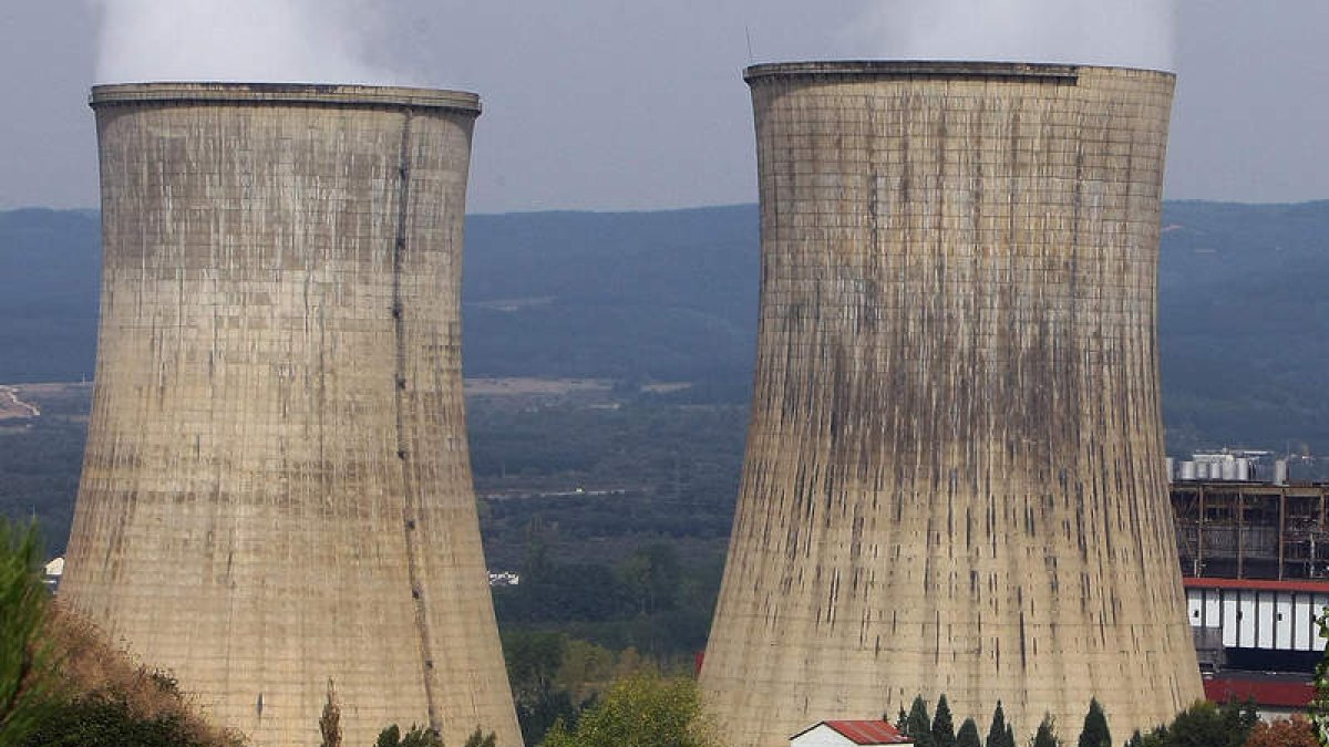 Imagen de las dos torres de refrigeración de Compostilla. DE LA MATA
