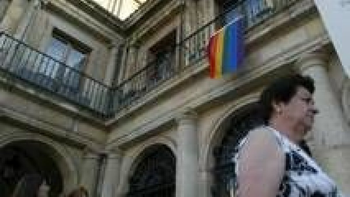 La bandera del arco iris ondeó ayer en el Ayuntamiento de León