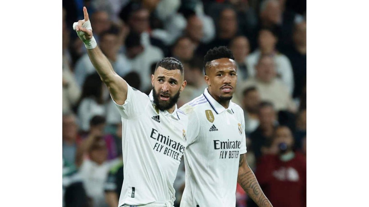 Karim Benzema, junto a Eder Militao, anotó el gol del triunfo del Real Madrid. JUANJO MARTÍN