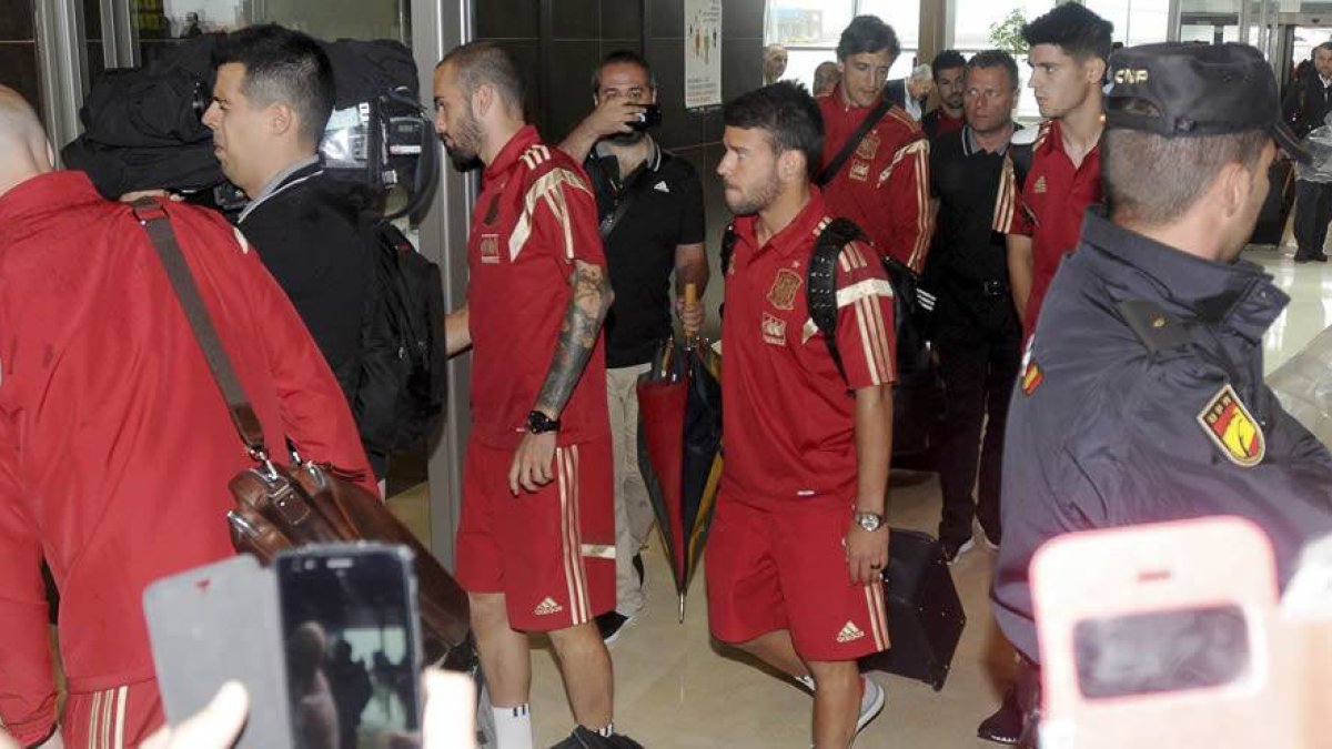 Los jugadores de la roja llegan al aeropuerto de León.
