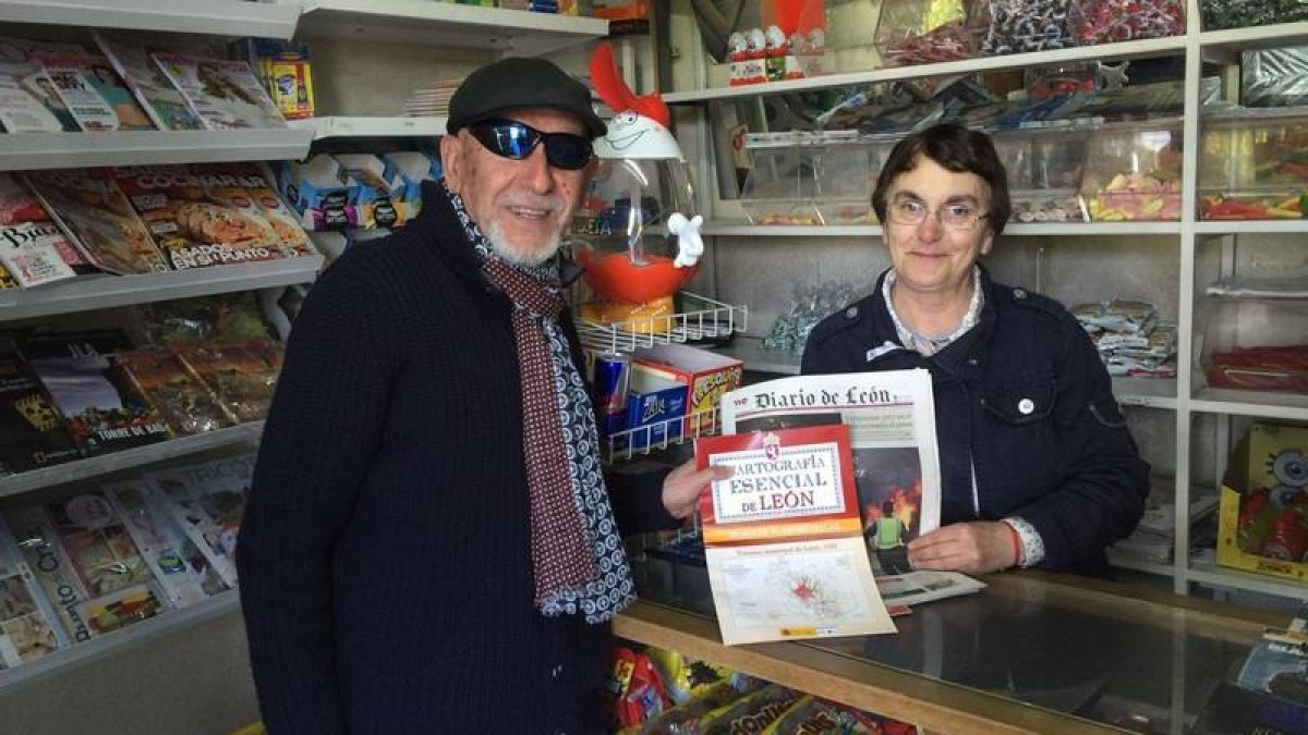 Un cliente con la colección en el Kiosco Begoña
