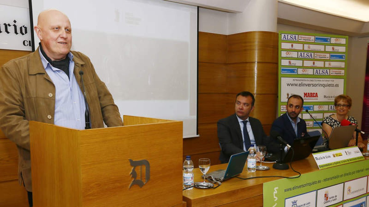 Tableros de ajedrez y pantallas de mercados bursátiles entretuvieron al público ayer.