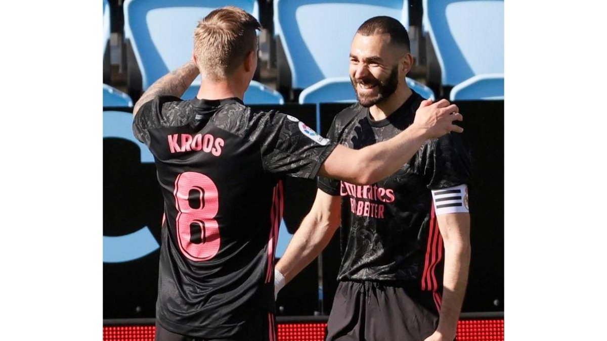 Benzema recibe la felicitación de Kroos tras anotar el gol que suponía el 0-2 para el Madrid. LAVANDEIRA