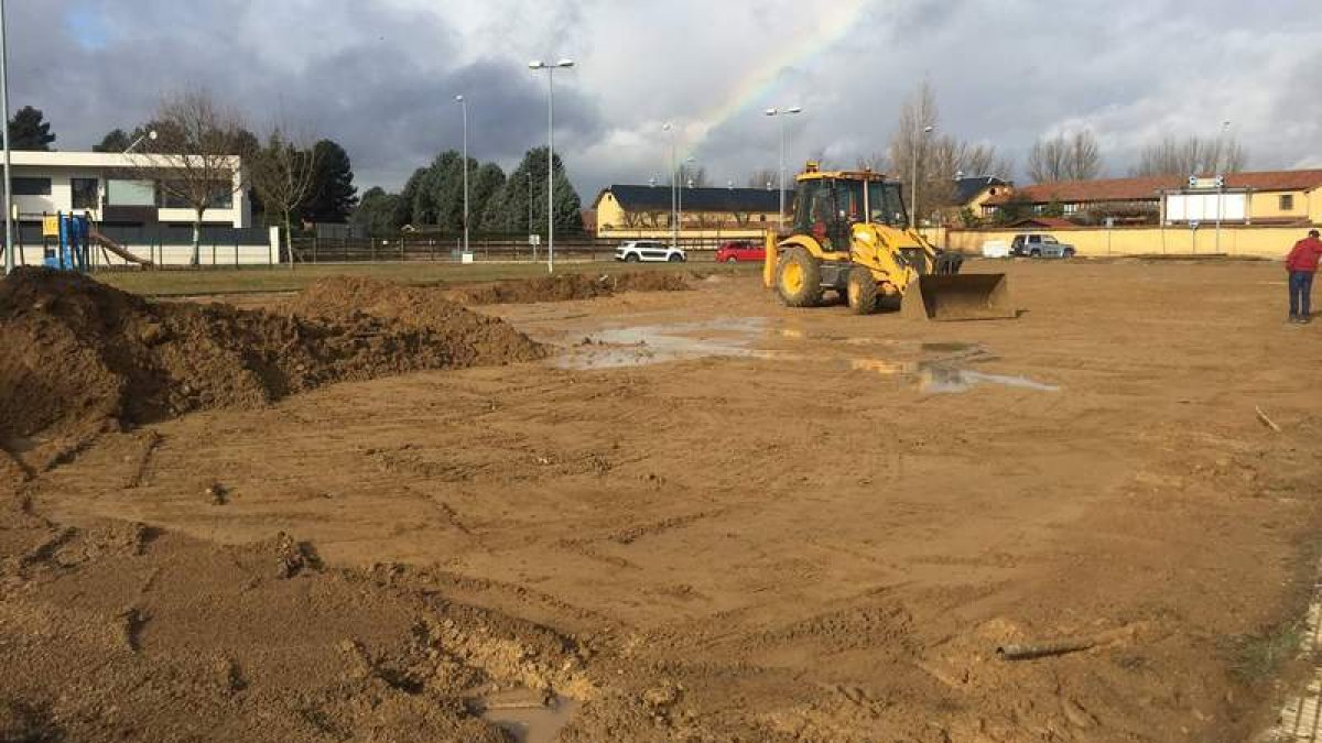Las máquinas ya trabajan en el rectángulo de mil metros que servirá de base al circuito pumptrack. DL