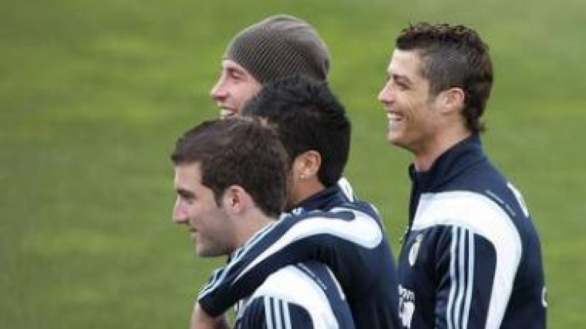 Higuaín, Sergio Ramos y Cristiano, en el último entreno.