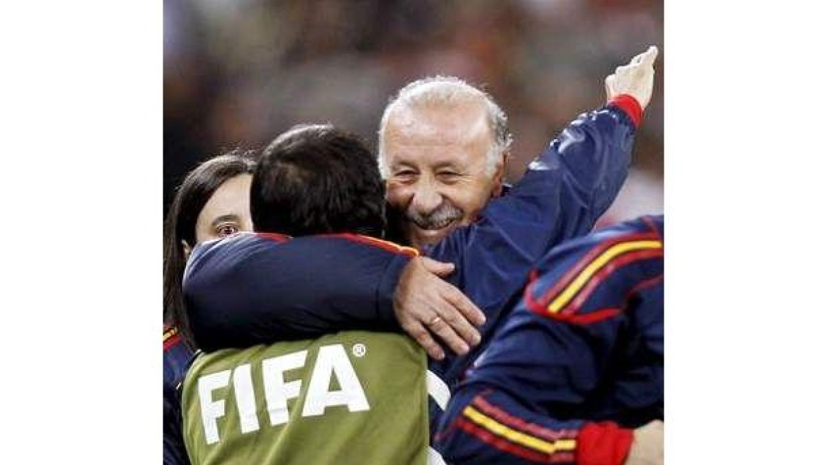 Vicente del Bosque es felicitado al finalizar el partido.