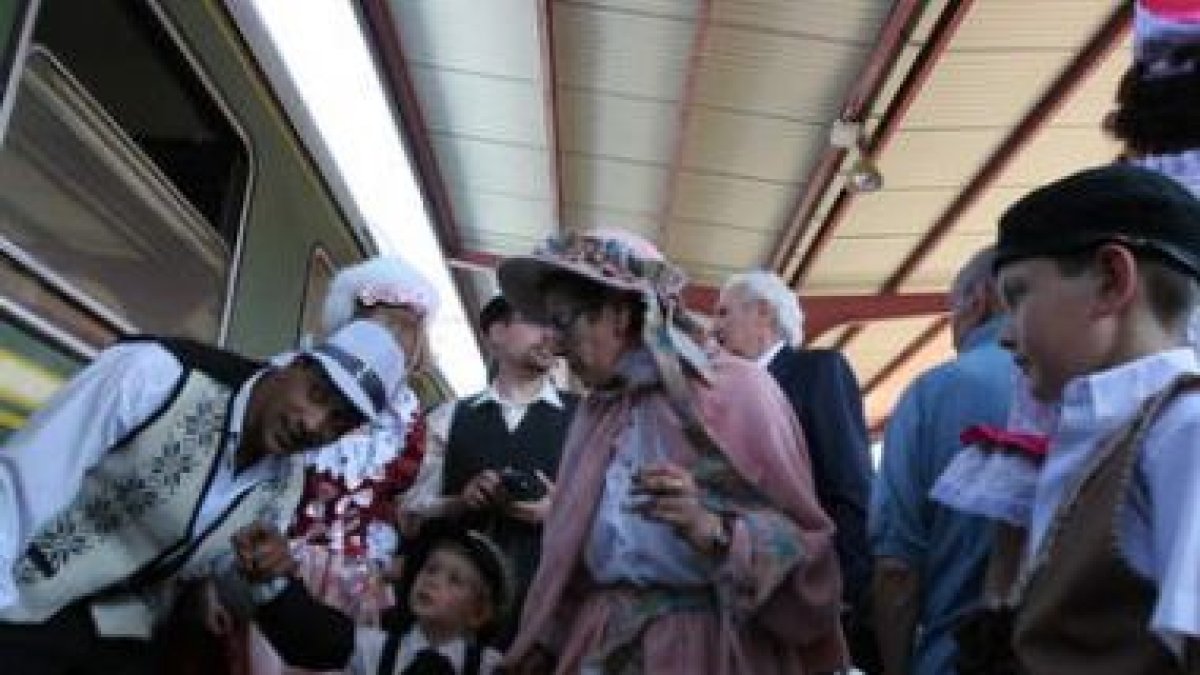 Pedro Fernández y Luis del Olmo inauguraron ayer el Monumento al Ferroviario en Toral.