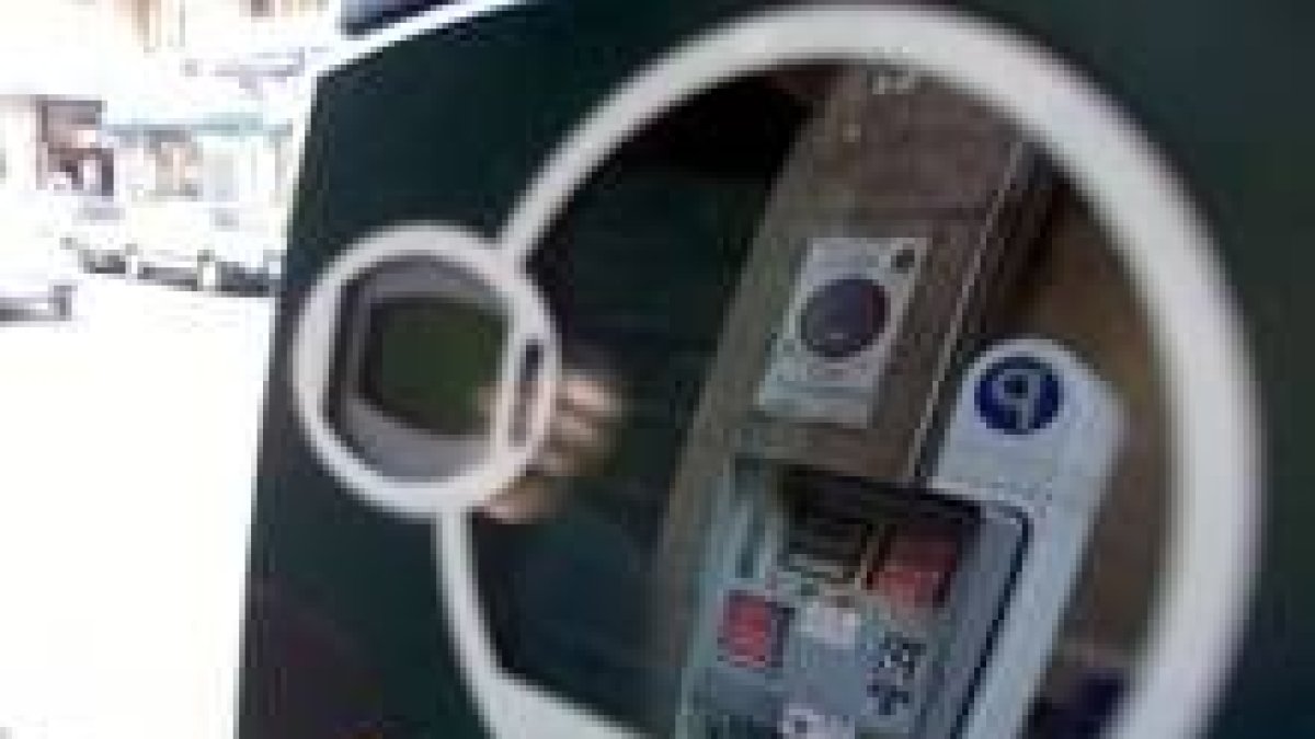 La sanción por aparcar en estacionamiento regulado sin ticket se ha incrementado un 33 por ciento