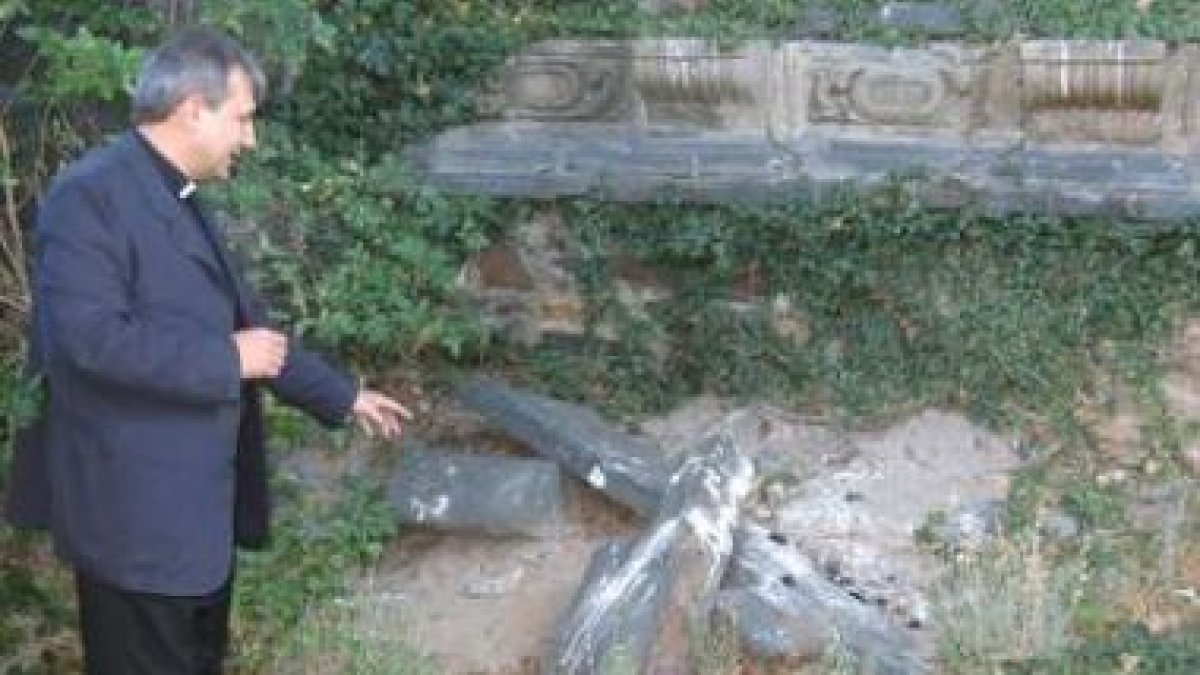 Imagen de la bóveda que comunica el altar y las capillas.
