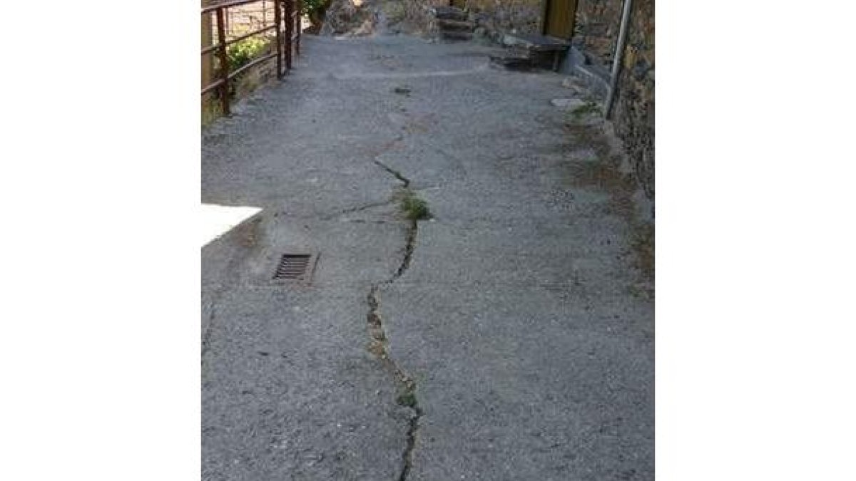 Grieta aparecida en una calle del pueblo junto a la casa rural.