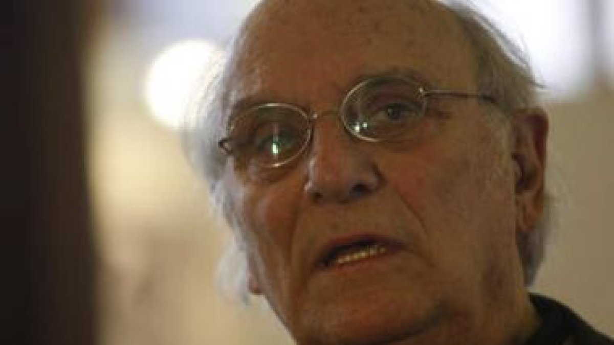 El director de la Obra Social y Carlos Saura atienden al comisario de la muestra, Asier Mensuro.