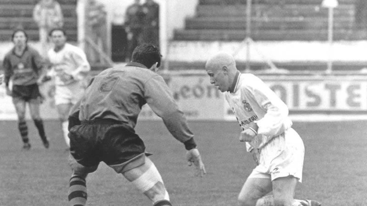 Carolo, a la derecha con el balón en los pies, anotó cuatro de los cinco goles al Beasain.