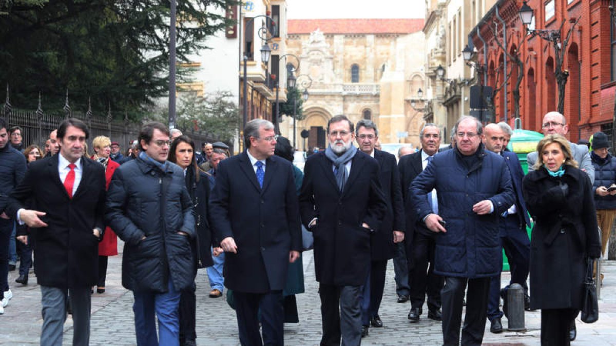 El cortejo de Rajoy bajó por el Cid, cruzó por Cervantes y después siguió camino de Casa Mando. RAMIRO / JESÚS