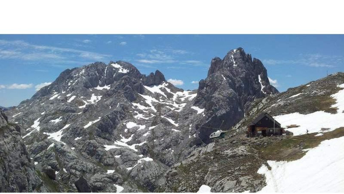 Los neveros aún persisten en el entorno del refugio de Collado Jermoso, en la vertiente valdeonesa del Parque Nacional de Picos de Europa.