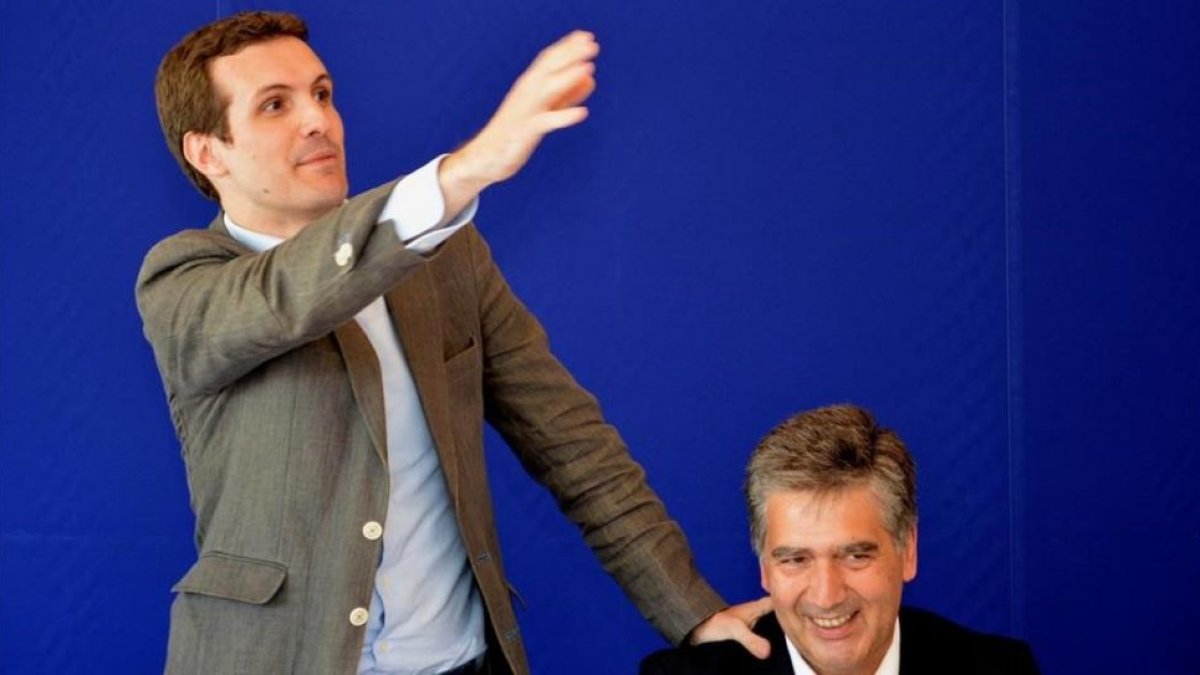 El candidato a la presidencia del PP, Pablo Casado, junto al senador Ignacio Cosido