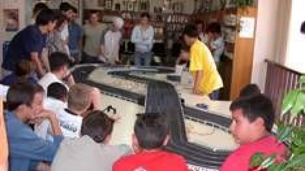 La competición de Scalextric también fue un evento muy seguido por los jóvenes