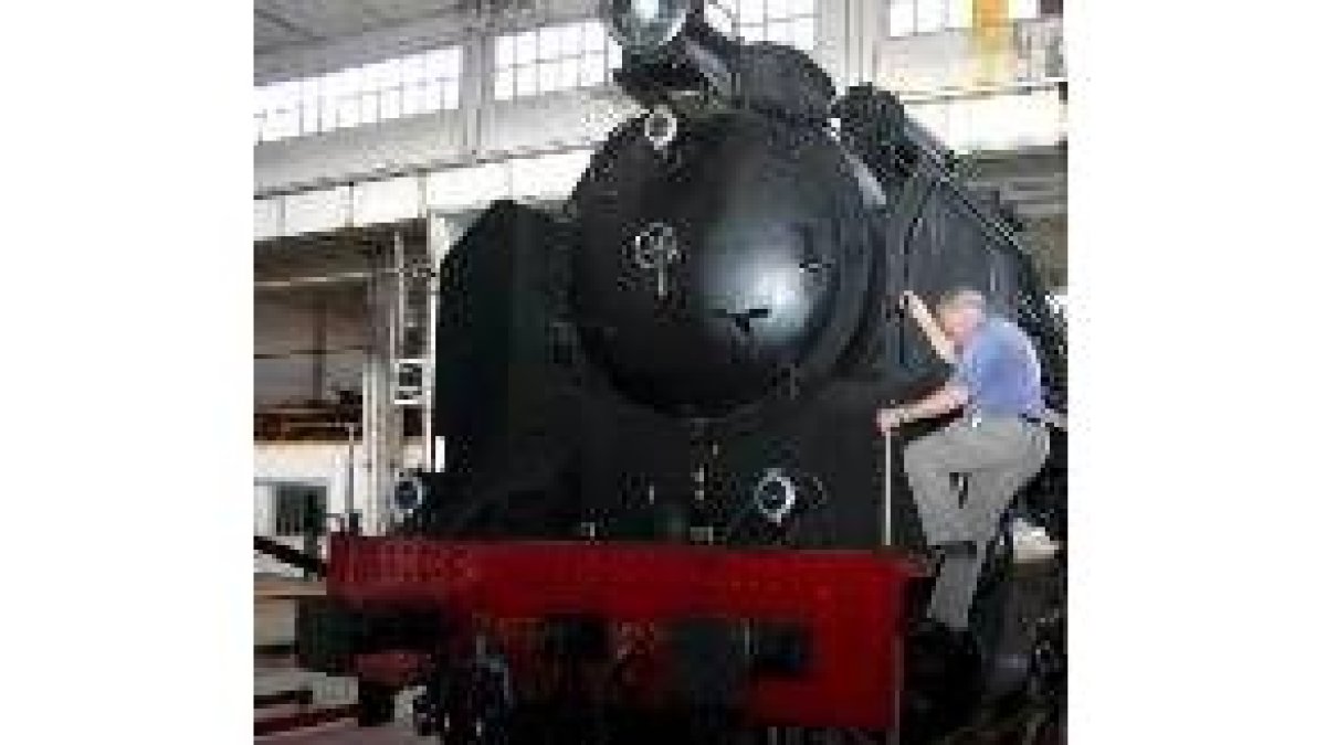 La asociación mantiene reliquias de ferrocarriles en los talleres de Renfe