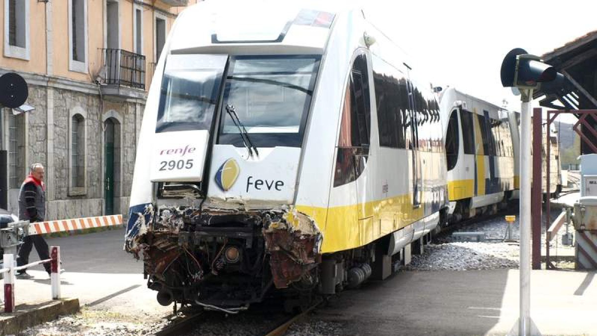 Los dos vagones que conformaban el convoy accidentado el pasado domingo en las proximidades de La Mata de la Riba han sido trasladados desde la estación de Boñar a la estación de Cistierna, donde serán revisados por técnicos de Renfe-Feve para realizar la
