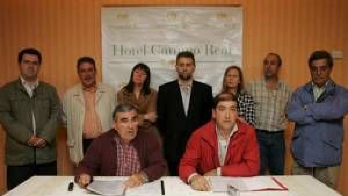 Antonio Alonso y José Pellitero, junto a los concejales de PSOE y UPL en la presentación del acuerdo
