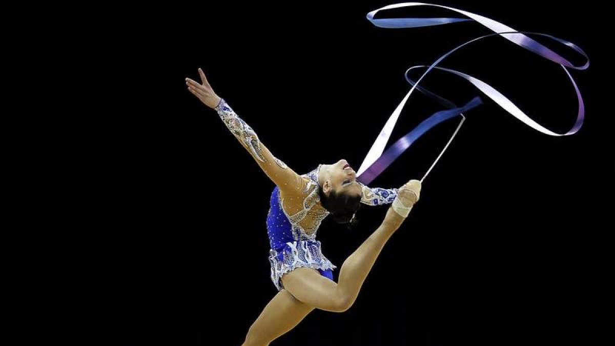Carolina Rodríguez realiza el ejercicio de cinta en el concurso de gimnasia rítmica.