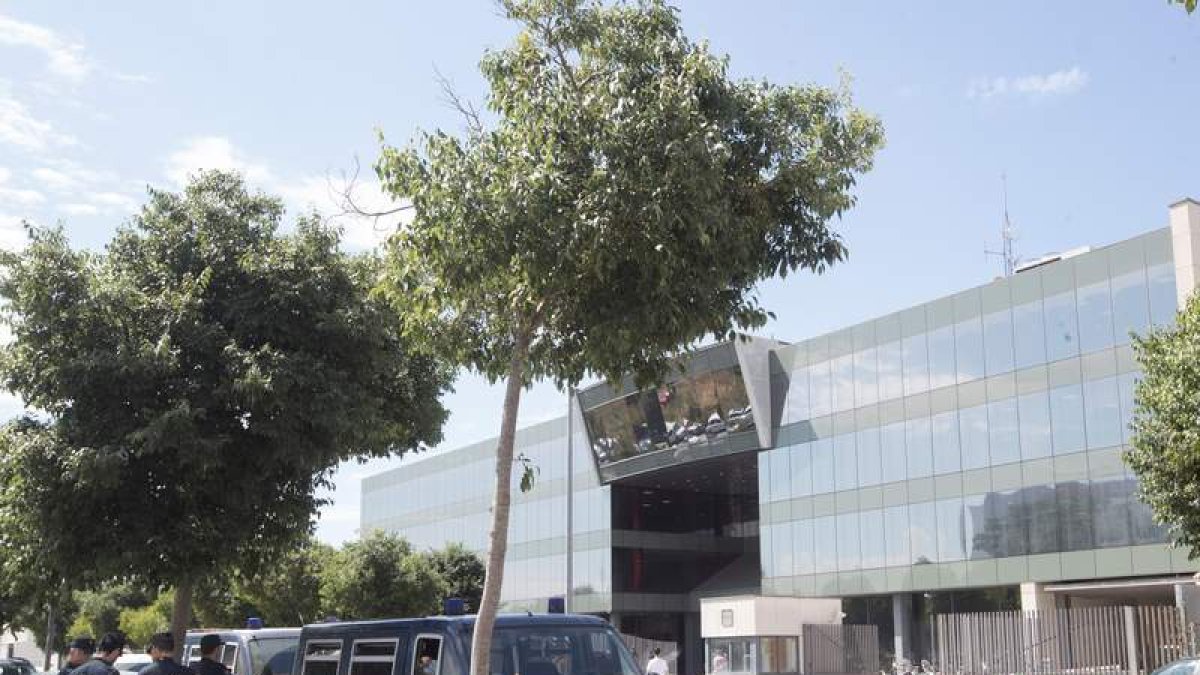 Agentes del Cuerpo Nacional de Policía en el Centro de Telecomunicaciones. ENRIC FONTCUBERTA