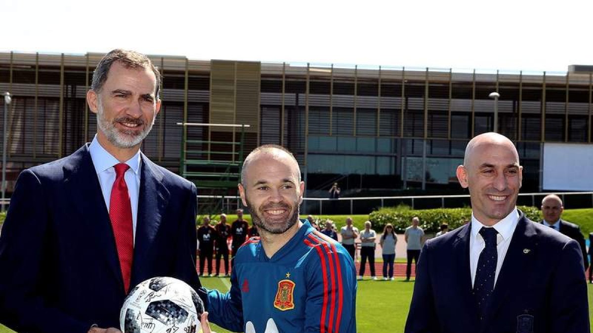 El rey Felipe VI posa junto a Andrés Iniesta y Luis Rubiales en Las Rozas. AGENCIAS