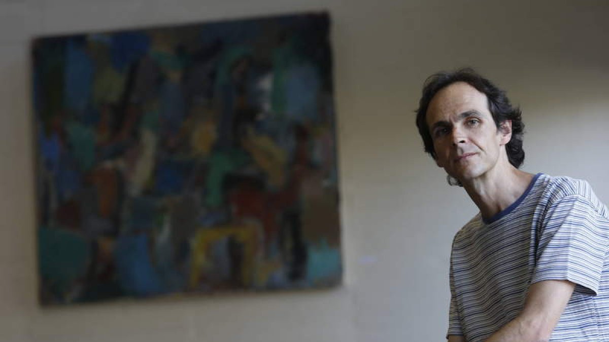 El artista José A. Alonso ante uno de los lienzos que pueden verse en el Auditorio.