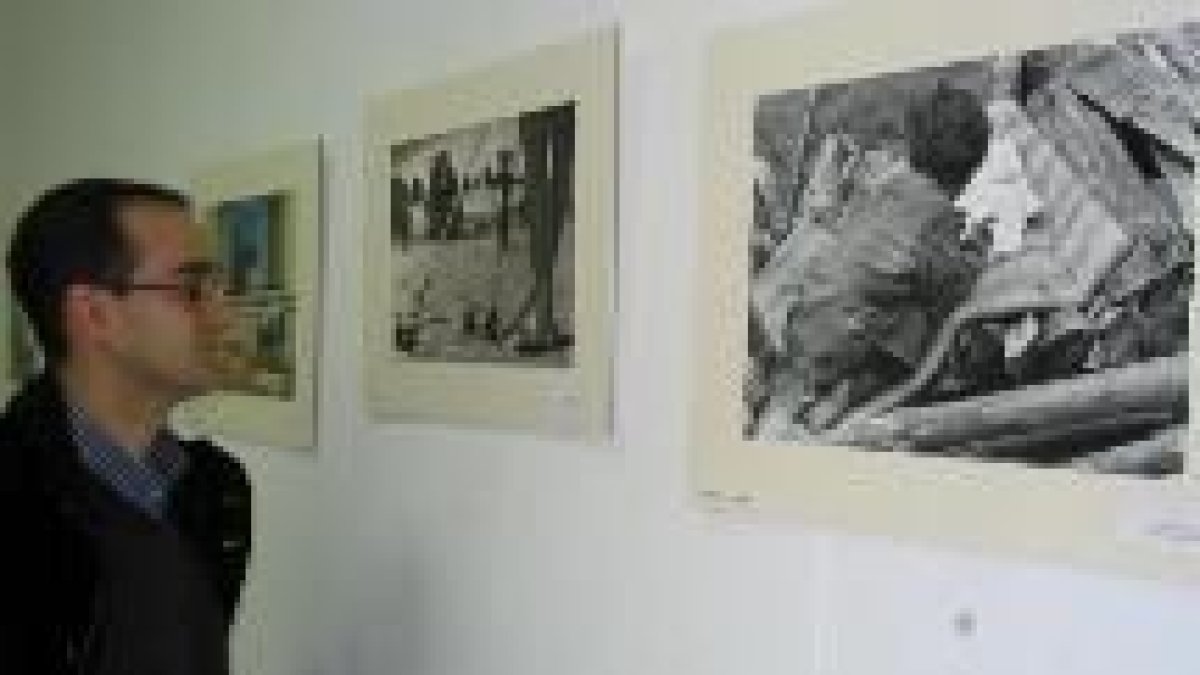 Pablo Amez contemplan algunas de las fotografías premiadas en el concurso