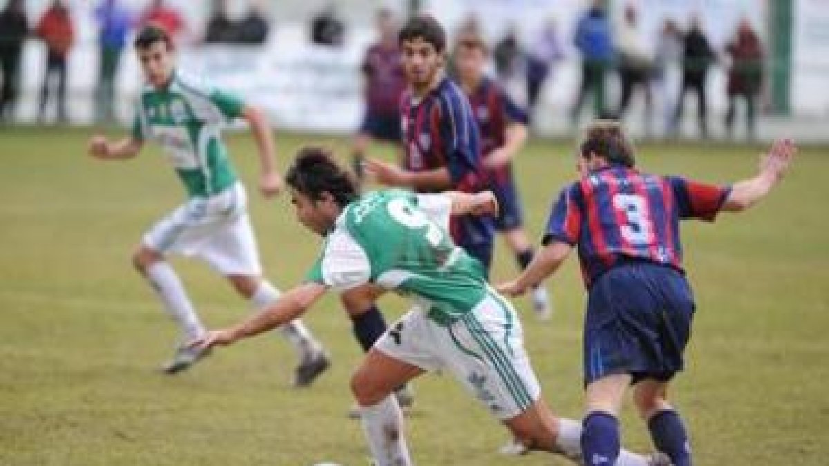 Busto, a la izquierda, volvió a ser la referencia ofensiva del Atlético Astorga un partido más.