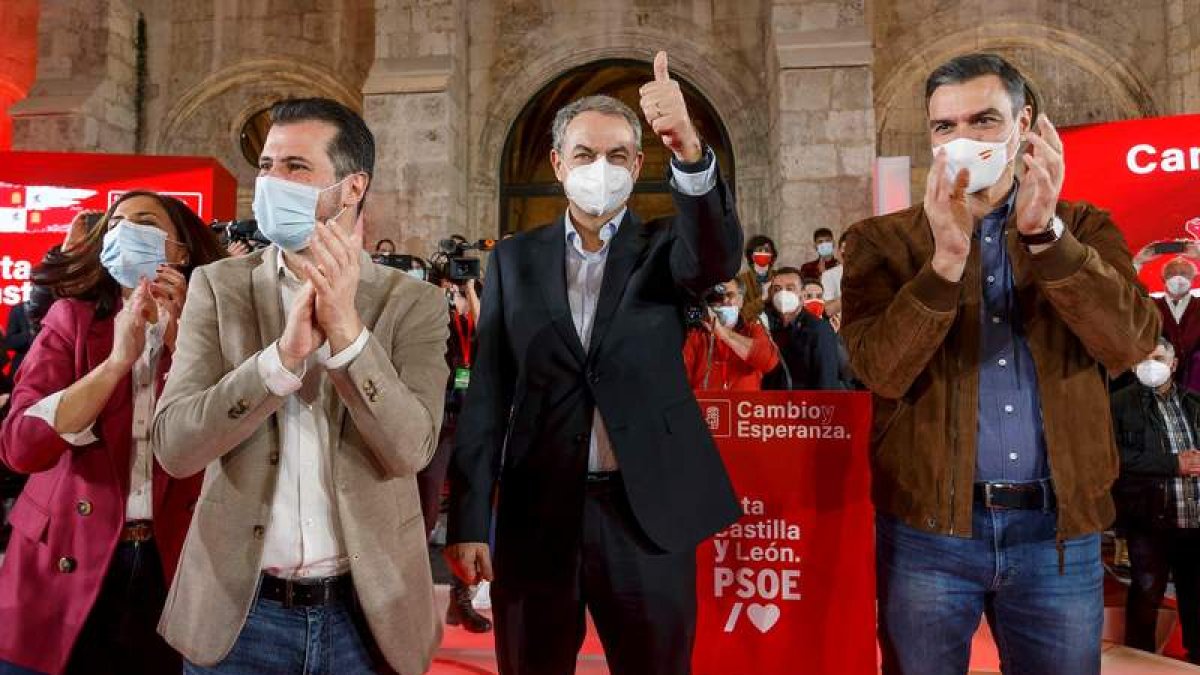 Tudanca, Zapatero y Sánchez ayer, en un acto elecotal celebrado en Burgos. SANTI OTERO