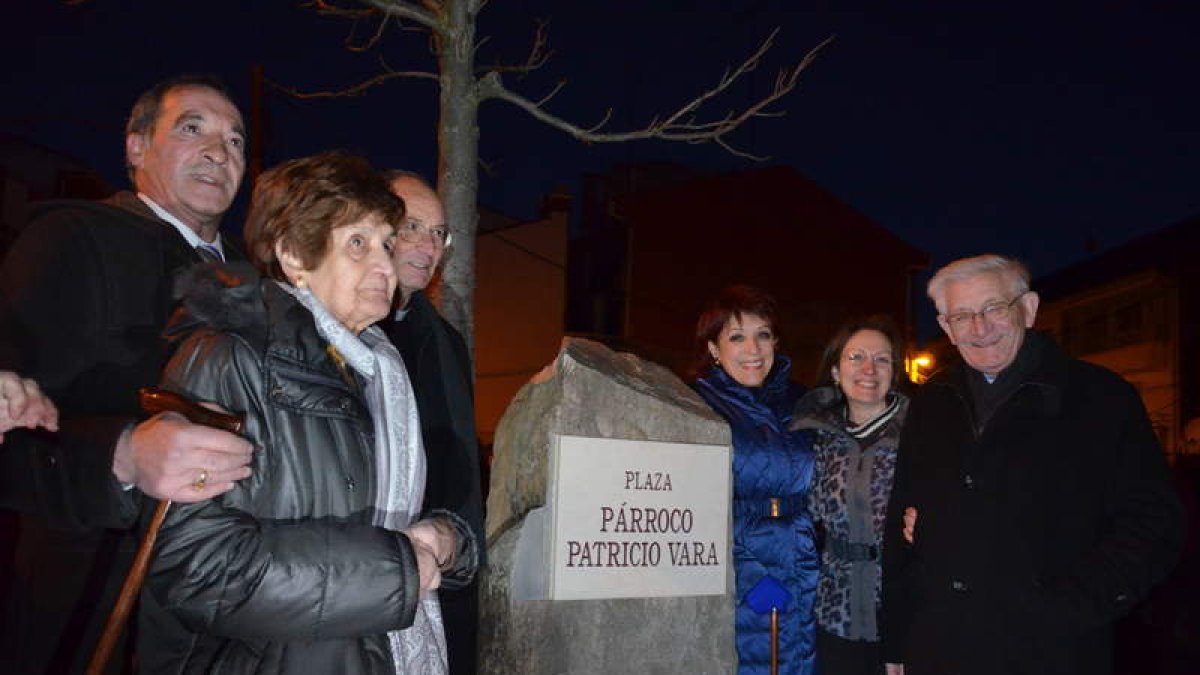 Vara y su hermana junto al obispo, la alcaldesa y representantes de las asociaciones del barrio.