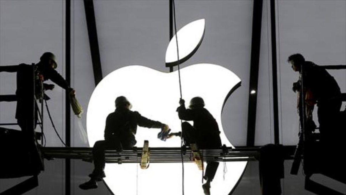 Varios operarios ultiman los trabajos antes de la apertura de una nueva tienda de Apple.