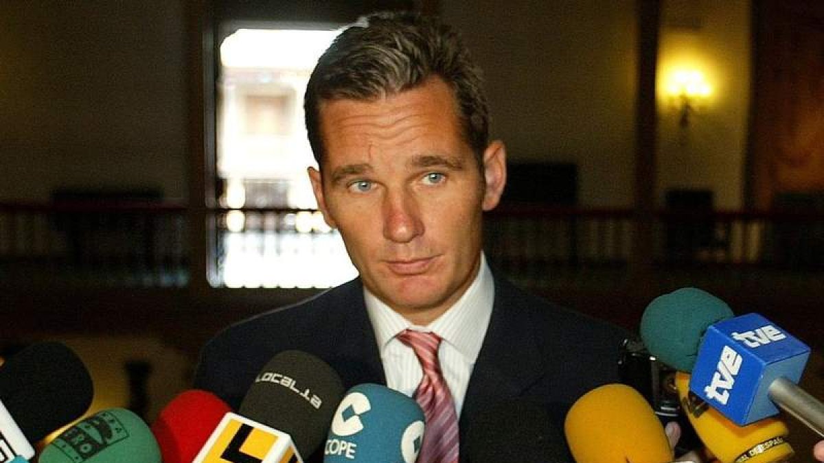 Iñaki Urdangarín responde a los periodistas, en una imagen de archivo.