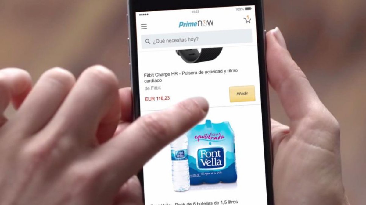 Un usuario compra desde la aplicación Prime Now de Amazon.