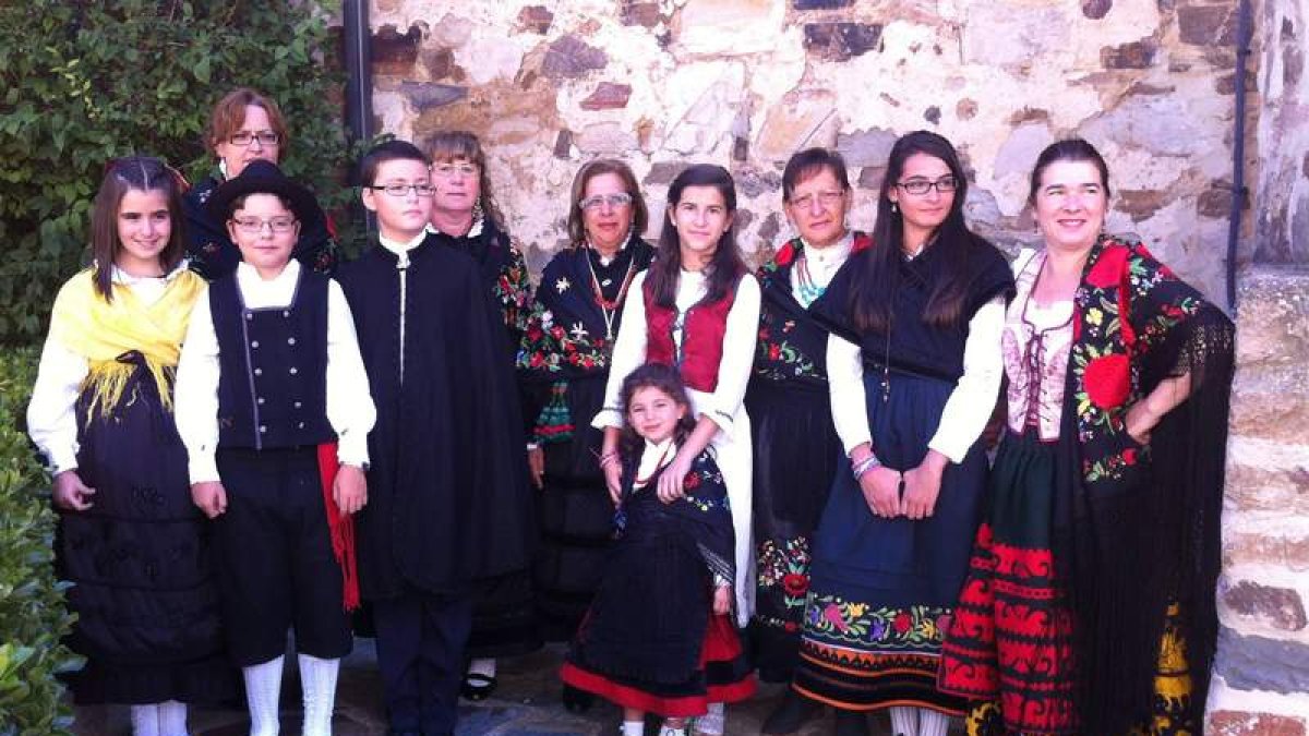 Un grupo de ciudadanos acuden vestidos con el traje típico a la misa solemne