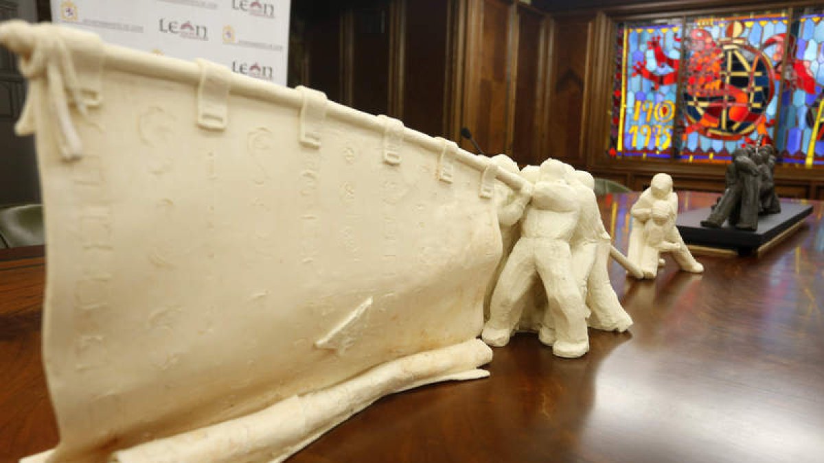 La réplica en resina y la obra original titulada ‘Homenaje a los pendones de León’, una creación del artista Miguel Iribertegui