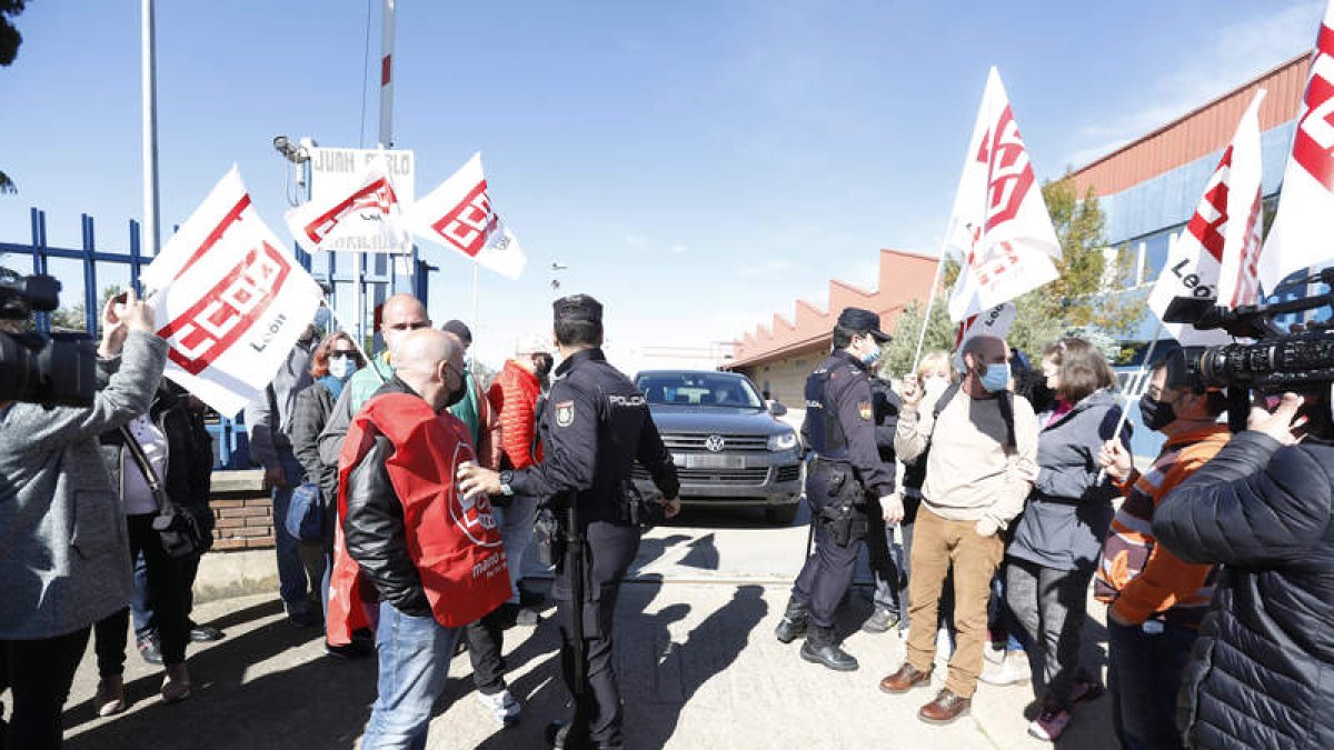 La policía abre paso a la dirección de Ovejero entre la protesta de trabajadores. MARCIANO PÉREZ